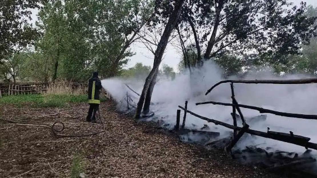 'Ağıla yıldırım düştü'