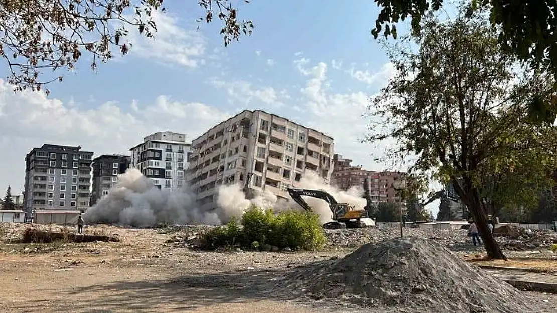 '´Ağır hasarlı´ bina uzun uğraşlara rağmen tam olarak yıkılmadı'