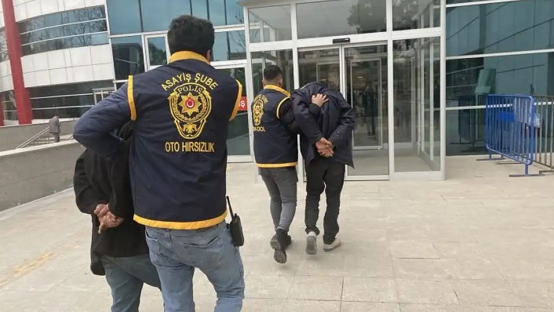 'Ağır hasarlı binalardan eşya çaldığı iddia edilen 2 şahıs yakalandı'