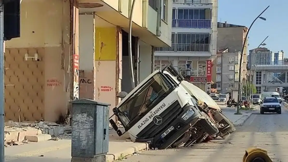 'Ağır hasarlı binanın önündeki yol çöktü, araç içerisine düştü'