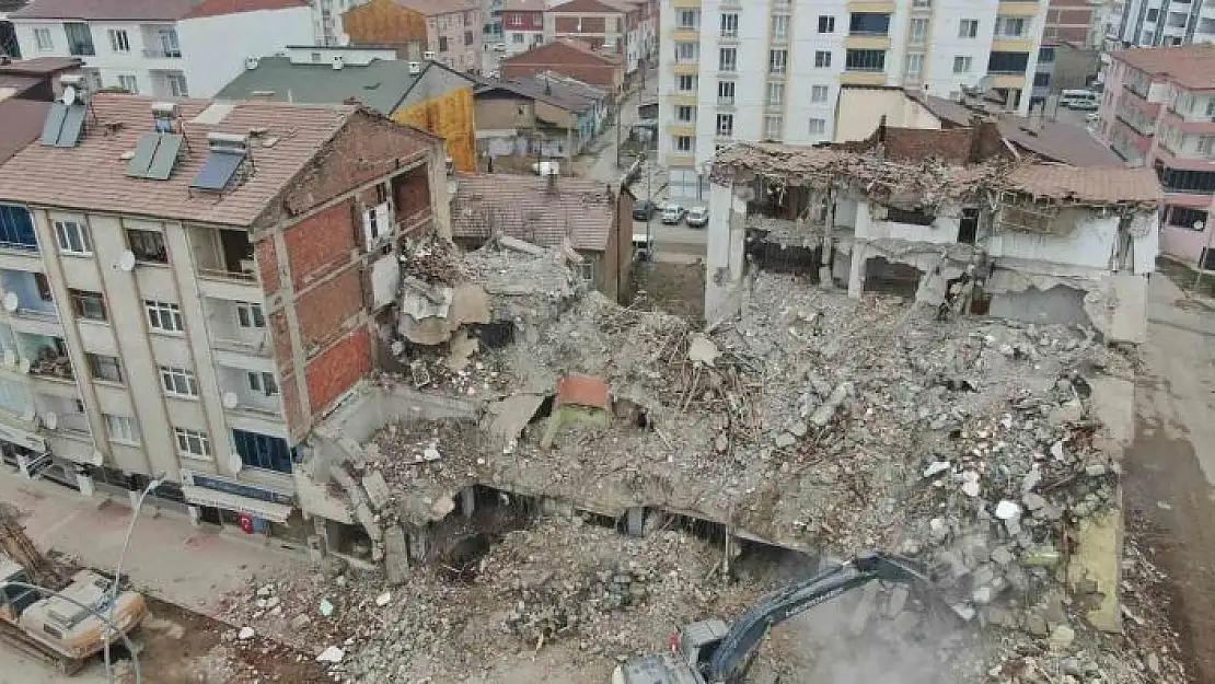 'Ağır hasarlı binanın yıkım anı kamerada'
