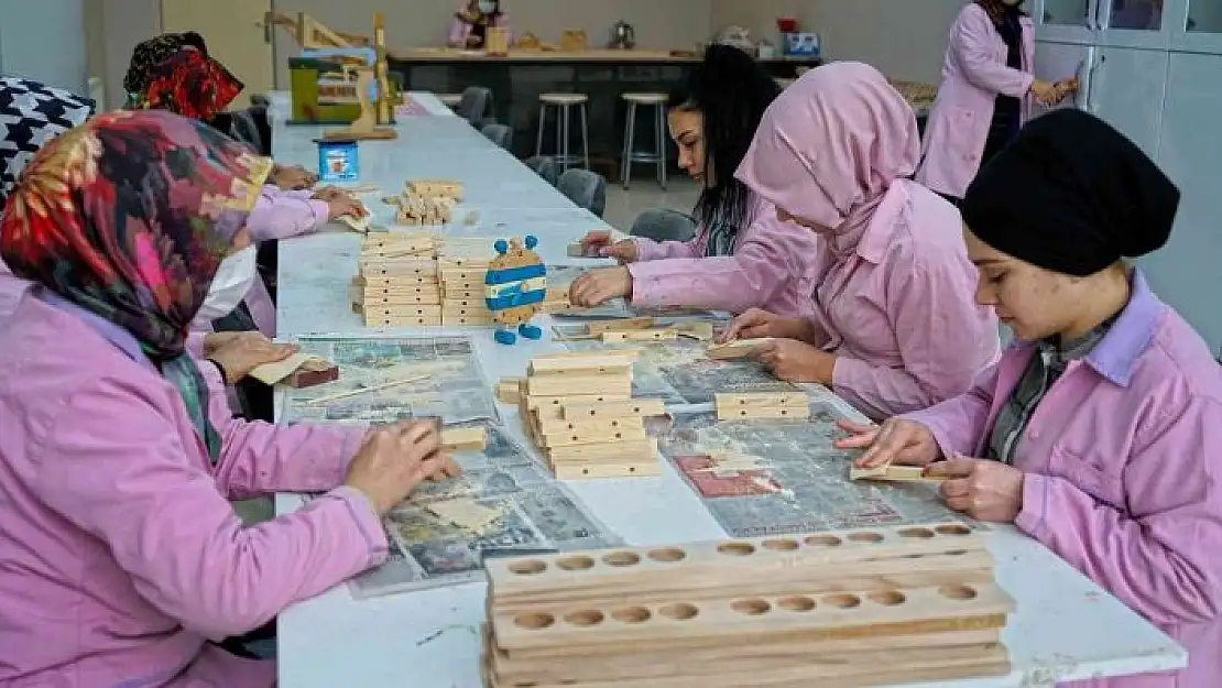 'Ahşap hediyelik eşya atölyesinde yeni dönem başladı'
