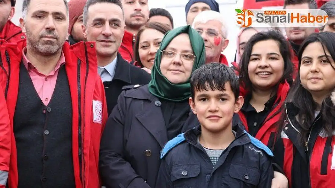 Aile Bakanı Selçuk, depremzedelerle bir araya geldi