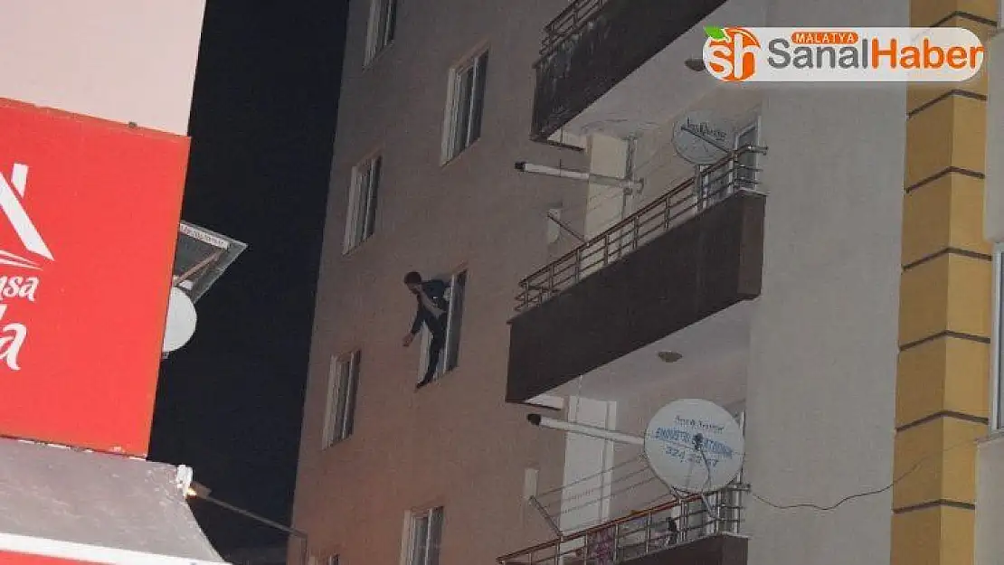 Malatya´da Ailesiyle tartıştı, balkona çıktı polis alarma geçti
