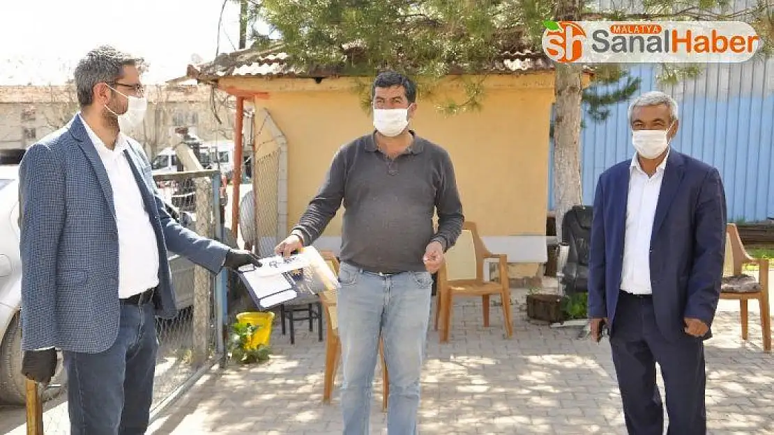 AK Parti Arguvan'da maske dağıttı