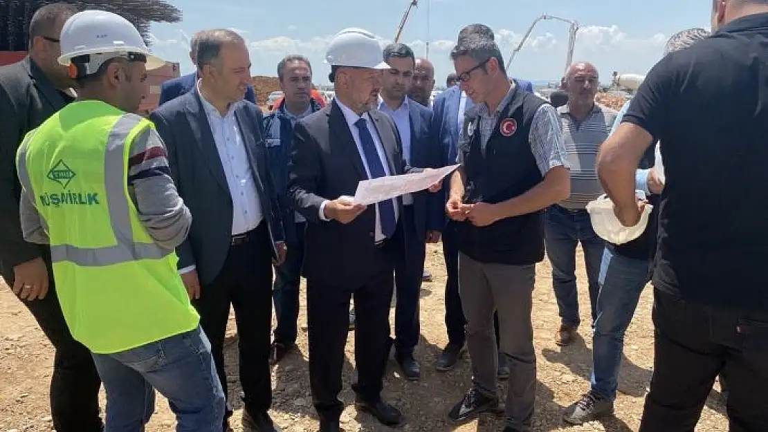 'AK Parti heyeti deprem konutlarının inşaat alanını inceledi'