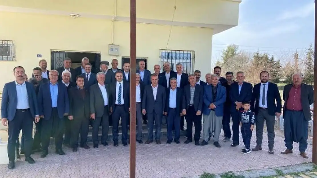 'AK Parti heyeti, muhtarlarla bir araya geldi'
