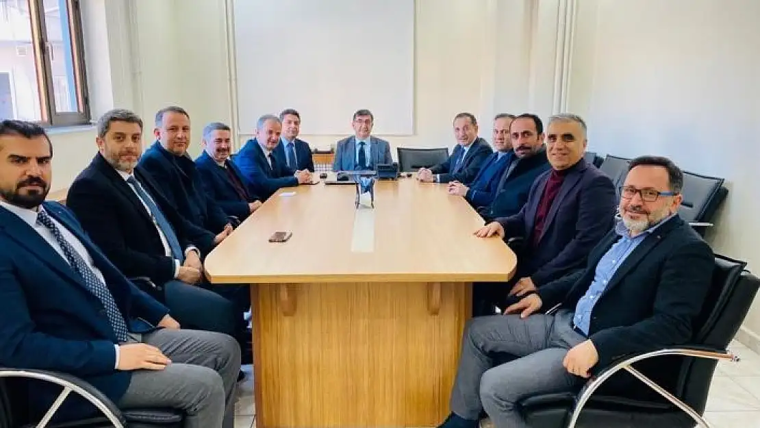 'AK Parti heyeti sağlıkçıları yalnız bırakmadı'