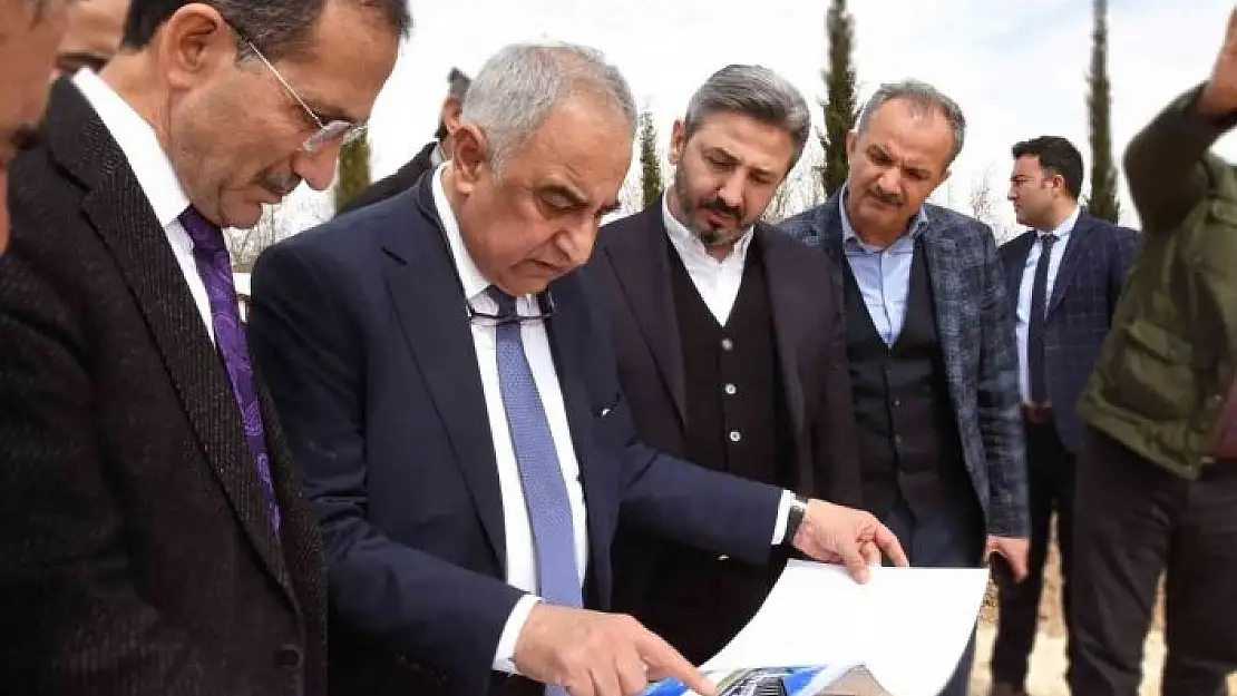 'AK Parti heyeti, üniversitede incelemelerde bulundu'