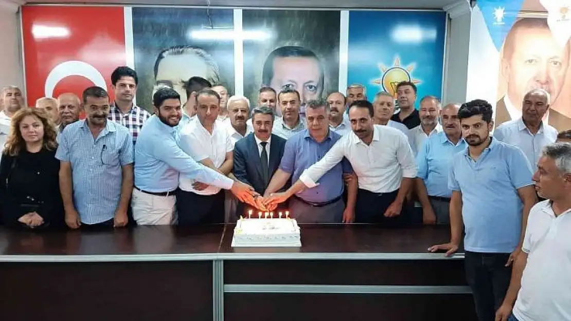 'AK Parti´nin 21. yıl pastası kesildi'