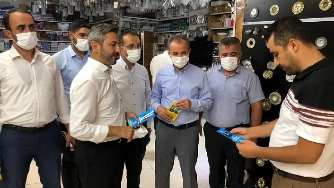 'AK Parti yönetimi kent merkezinde yapılan hizmetleri anlatan broşür dağıttı'