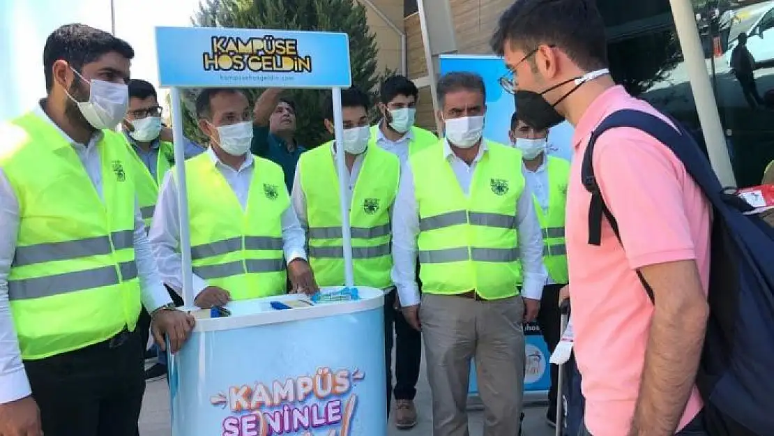 'AK Partili gençler, öğrencileri havalimanında karşıladı'