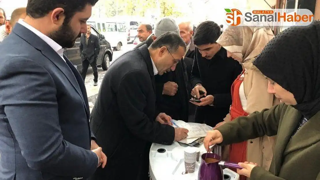 AK Partili gençler Türk kahvesi ikram etti