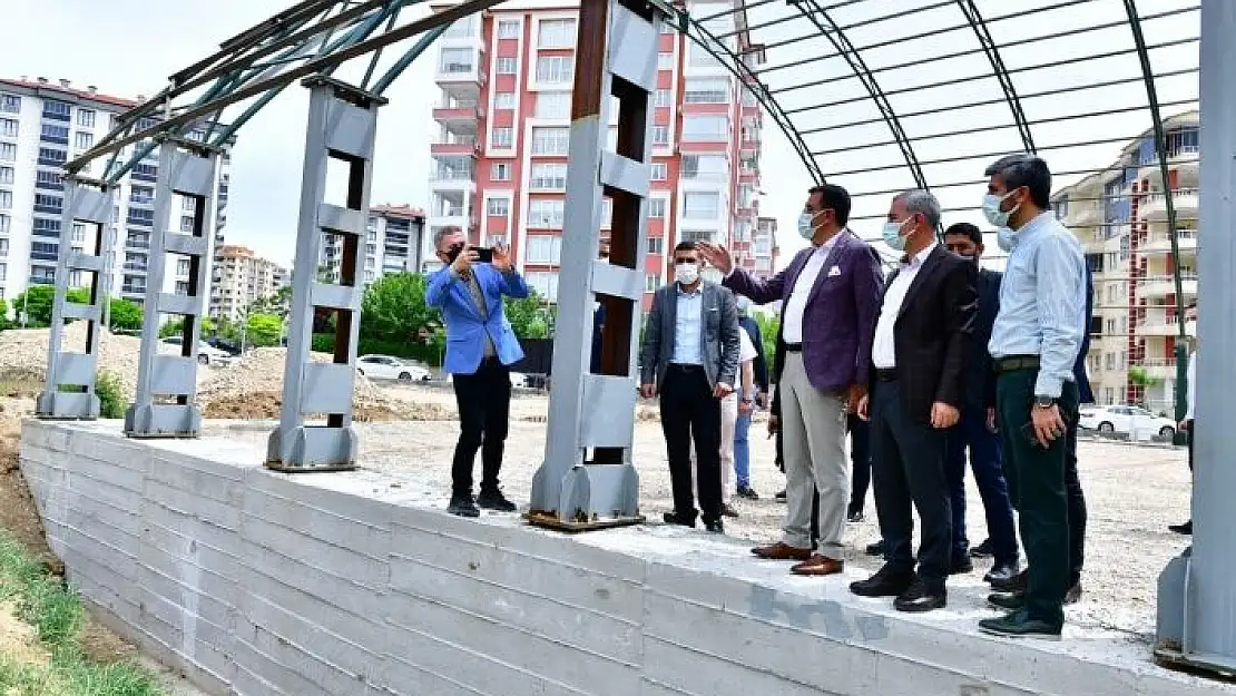 'AK Partili Tüfenkci, halı saha inşaat alanını inceledi'