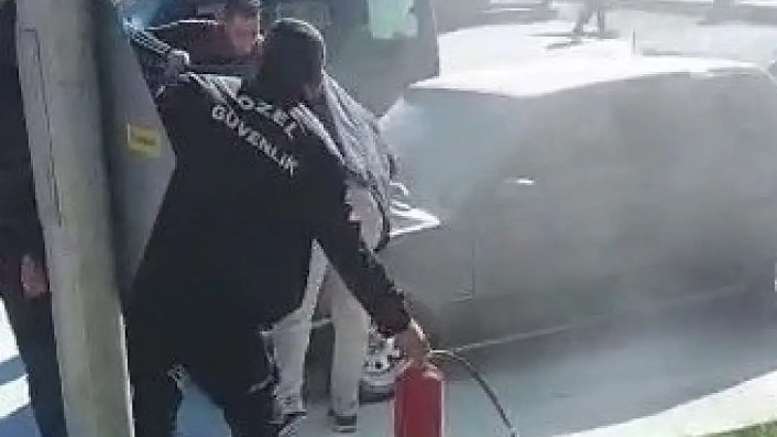 'Alev alan otomobili valilik görevlileri söndürdü'