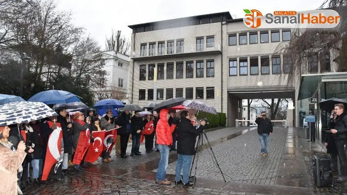 Alman kanalının skandal Atatürk yayını Hamburg'da protesto edildi