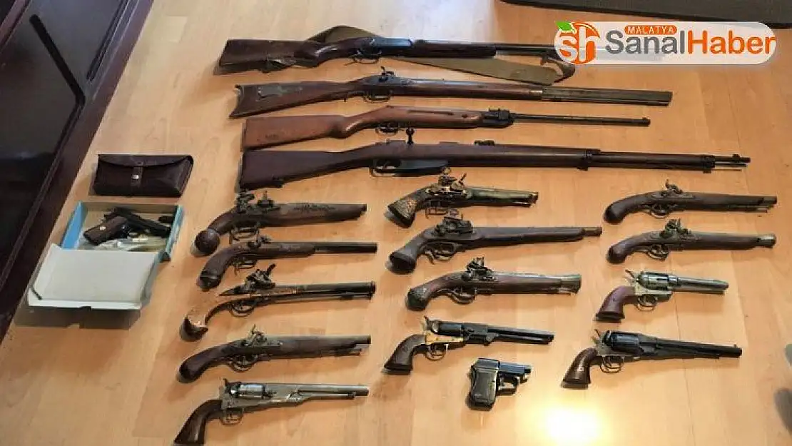 Almanya'da bir evde gizlenmiş çok sayıda silah, kılıç ve bıçak ele geçirildi