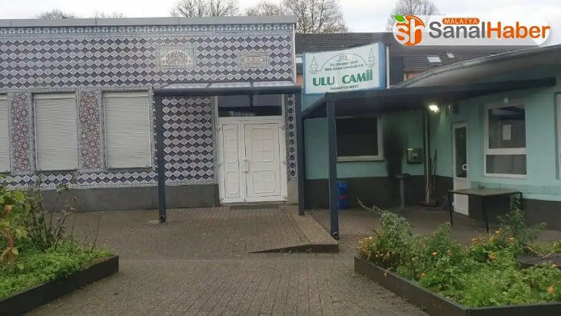 Almanya'da camiye çirkin saldırı