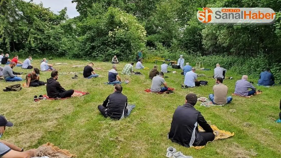 Almanya'da cuma namazı ilk defa açık havada kılındı