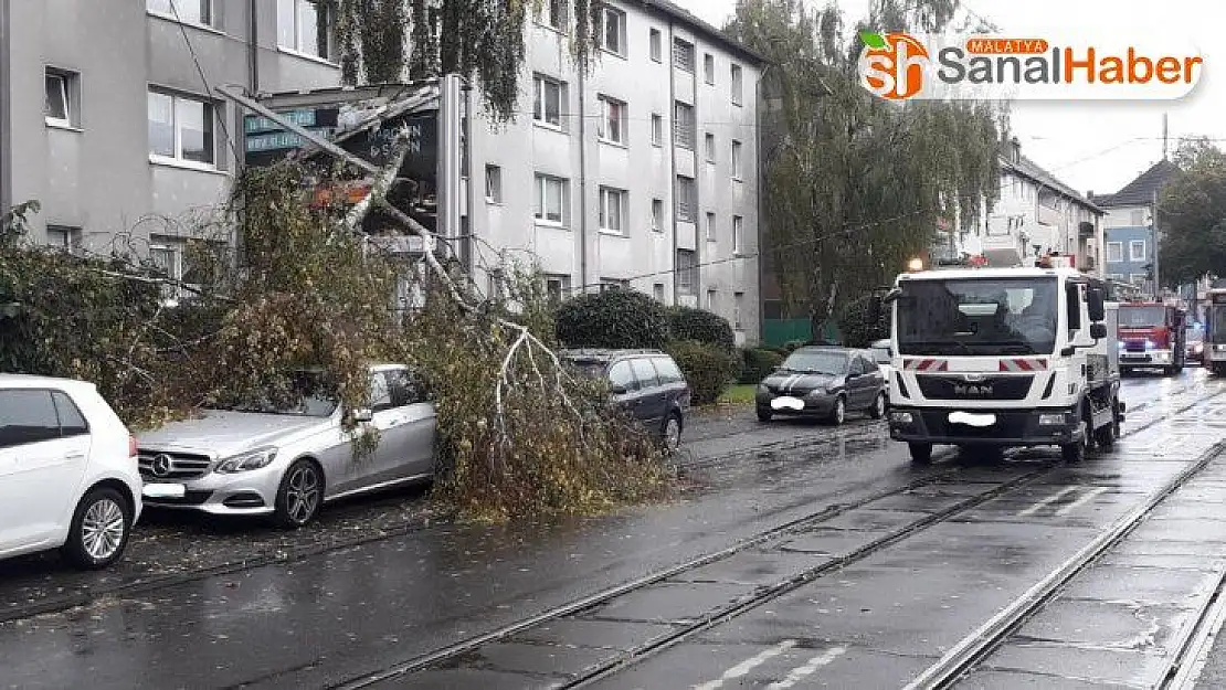 Almanya'da fırtına hayatı felç etti