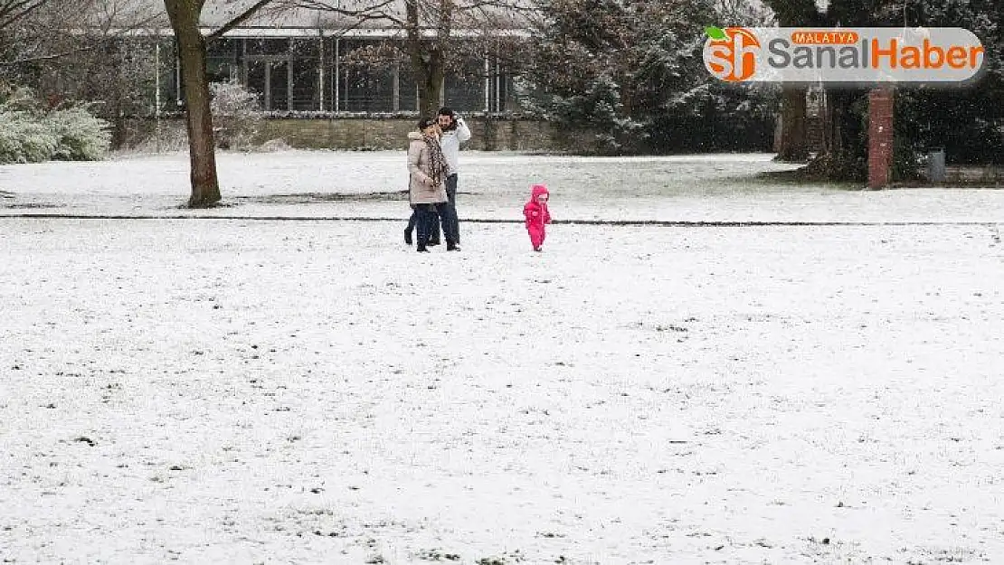 Almanya'da kar yağışı sokakları beyaza bürüdü