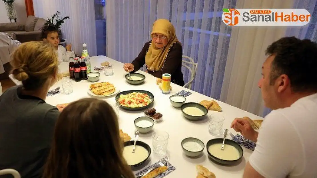 Almanya'da Müslümanlar Ramazan ayının ilk iftarını evlerinde açtı