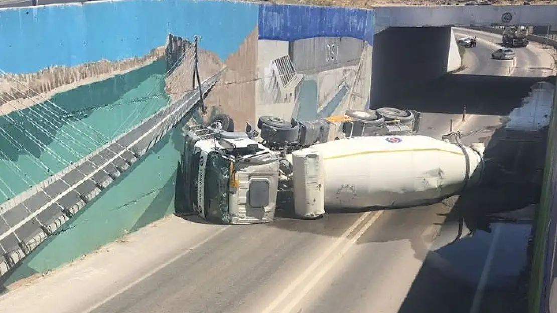 'Alt geçitte beton mikseri devrildi, sürücü yaralandı'