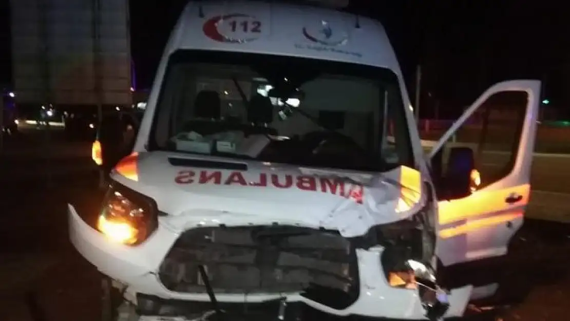 'Ambulans ile otomobil çarpıştı: 2 yaralı'