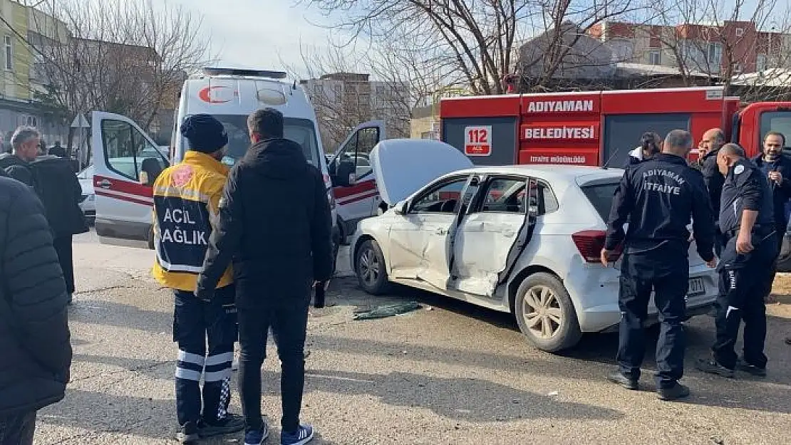 'Ambulans ile otomobil çarpıştı: 2 yaralı'