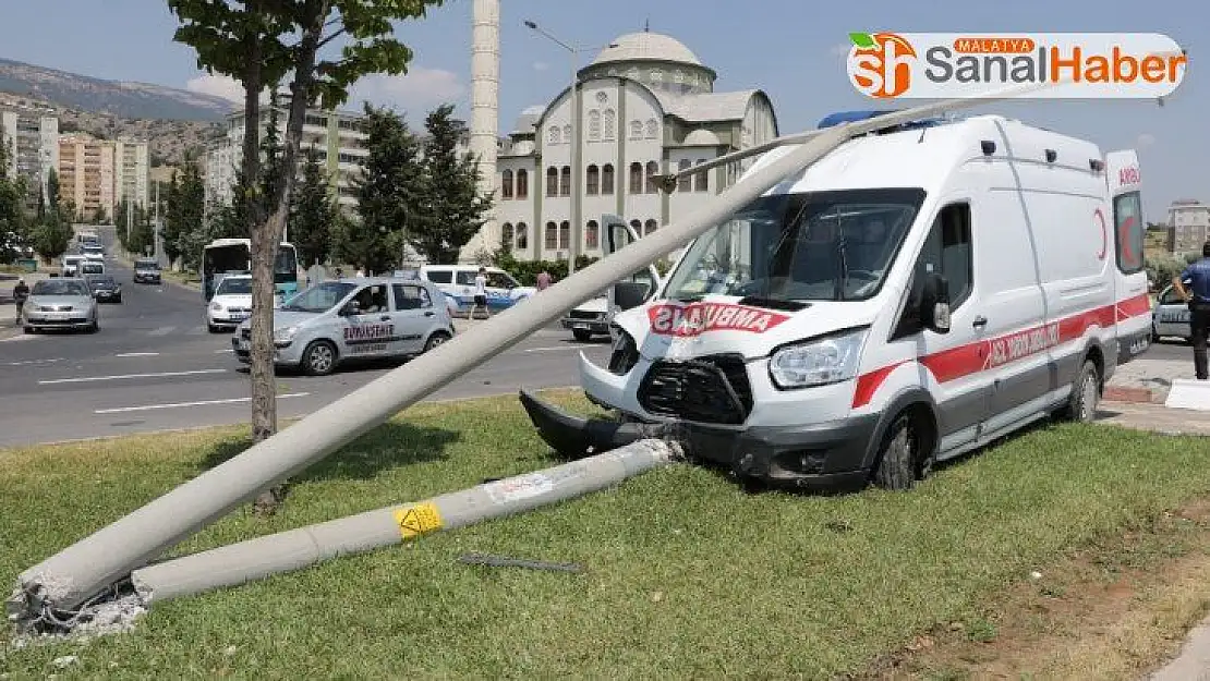 Ambulans ile otomobil çarpıştı: 4 yaralı