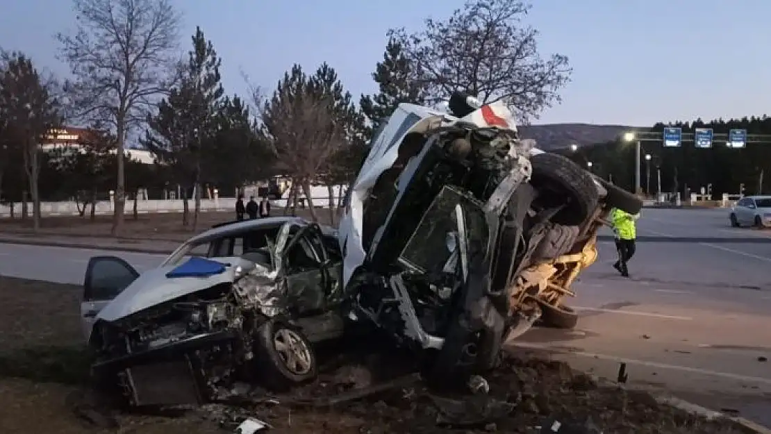 'Ambulans ile otomobilin çarpıştığı kaza güvenlik kamerasına yansıdı'