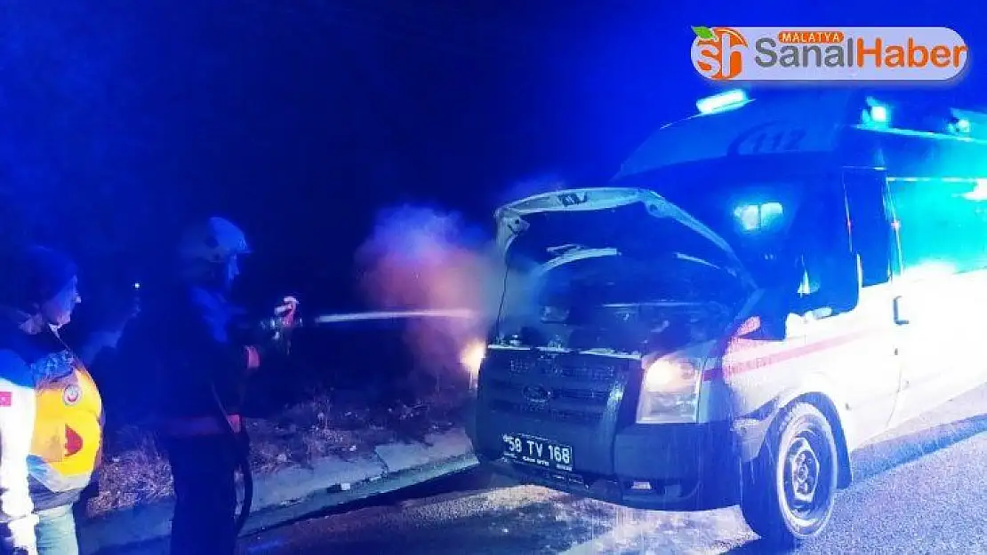 Malatya'da ambulans seyir halindeyken alev aldı