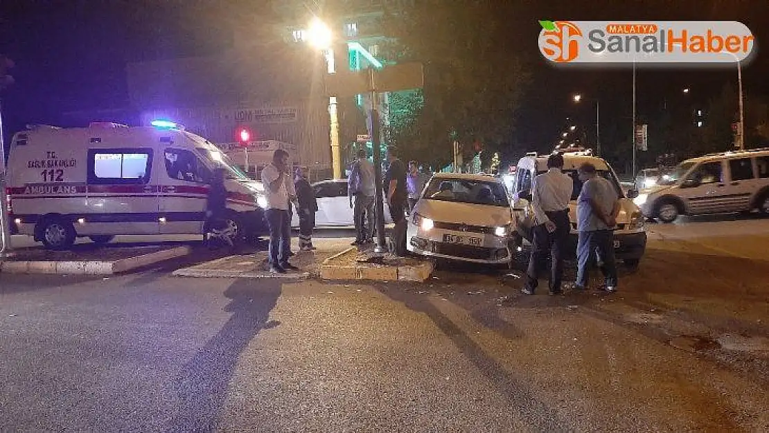 Ambulansa yol vermek istersen çarpıştılar: 1 yaralı