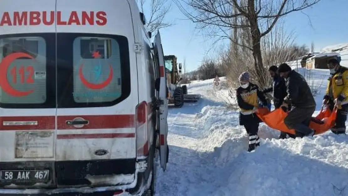 'Ambulanslar yolda kaldı, yardımlarına karla mücadele ekipleri koştu'