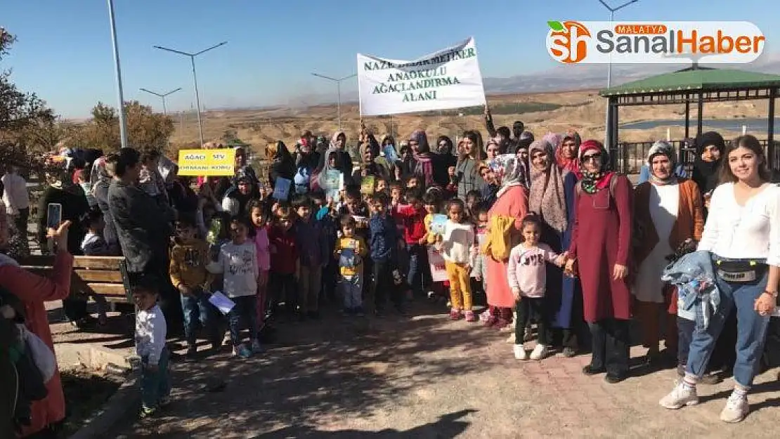 Anaokulu öğrencileri ağaç dikti