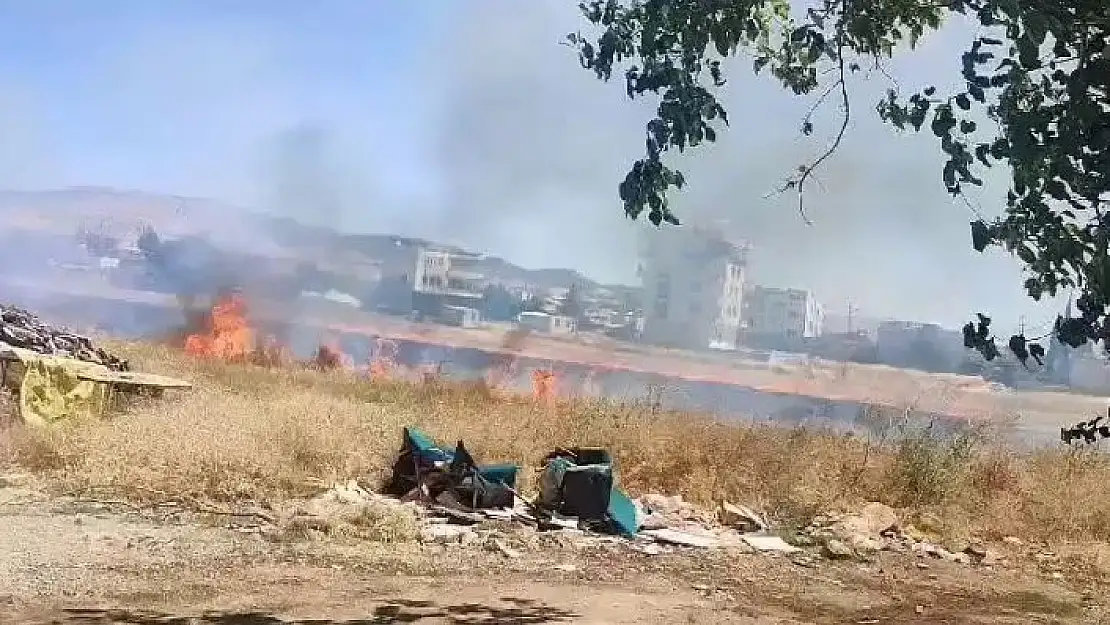 'Anız yangını ikametlere sıçramadan söndürüldü'