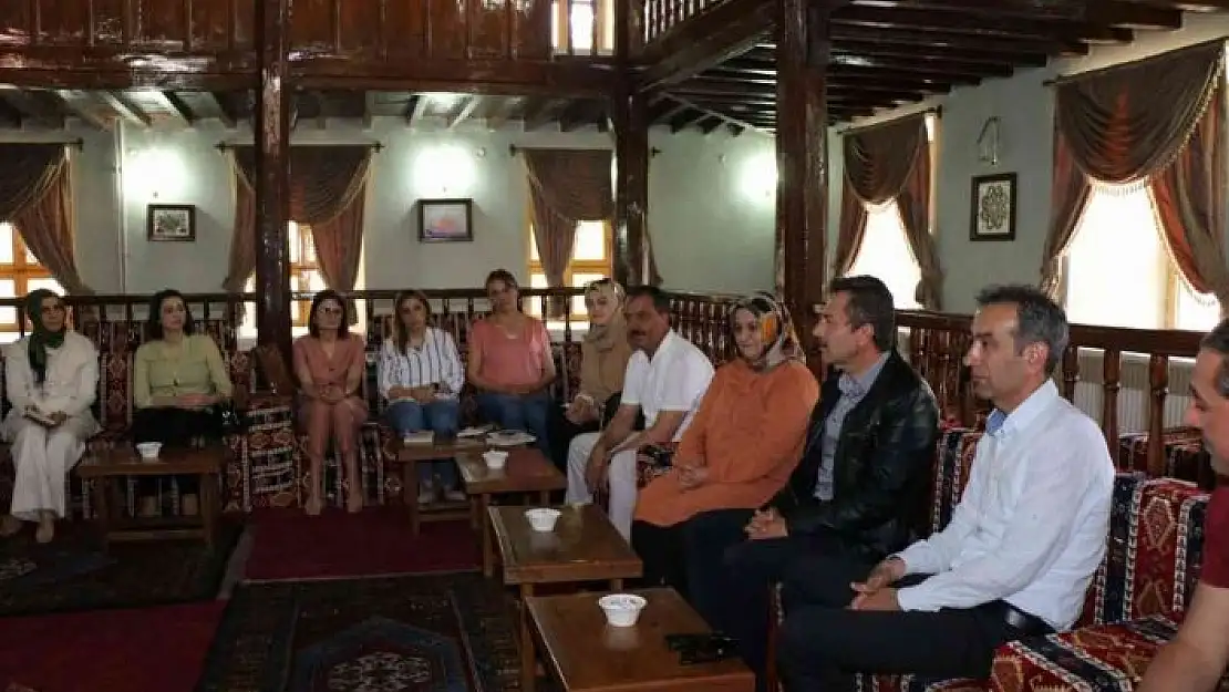 '''Anne Beynim Aç'' adlı kitabı tahlil ettiler'
