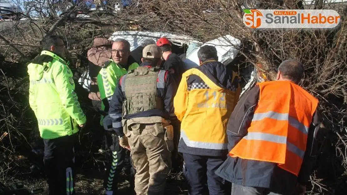 Araç ağaçların arasına girdi, sıkışan sürücü yarım saatte kurtarıldı