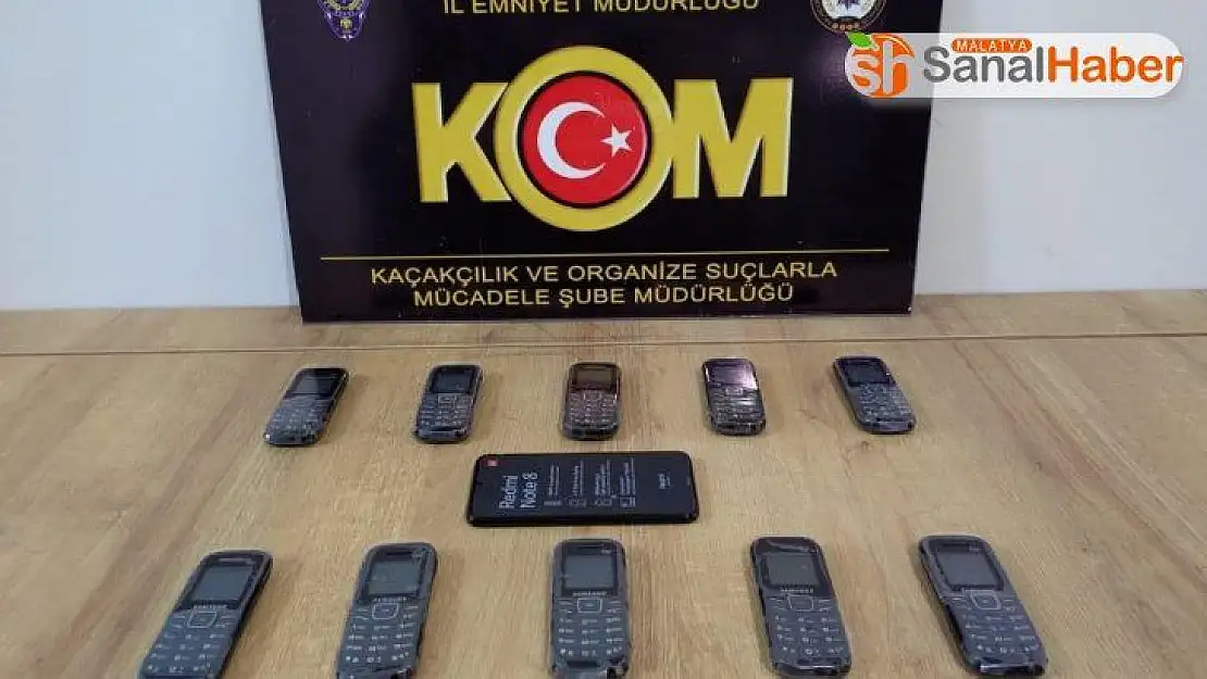 Aracın aksamlarında saklanan telefonlar ele geçirildi