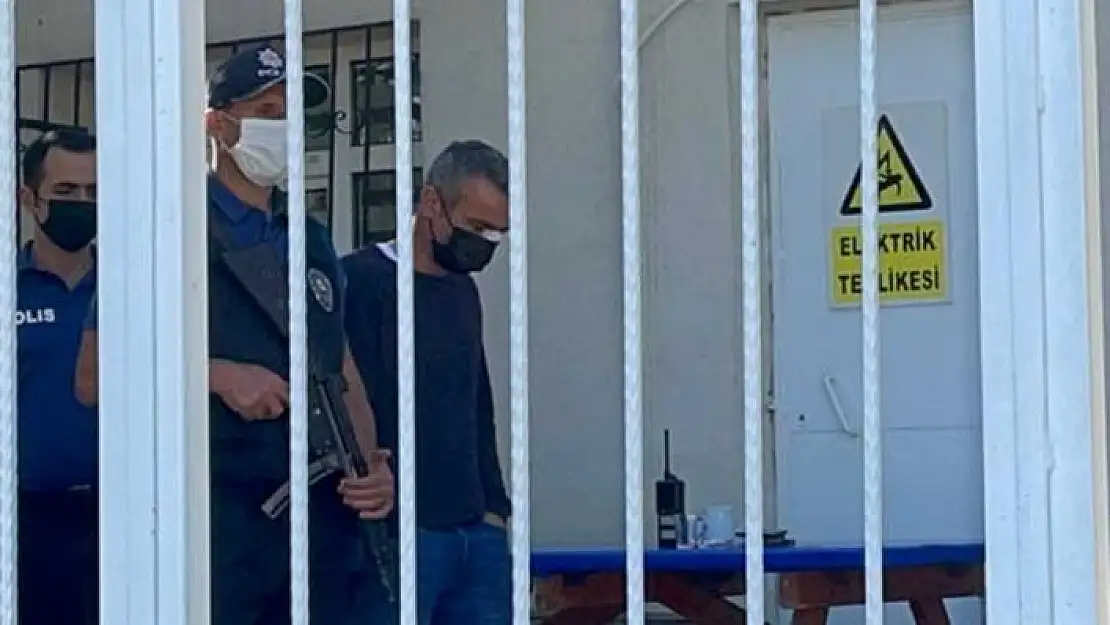'Aracını okul bahçesine park edince kendisini uyaran okul müdürünü darp etti'