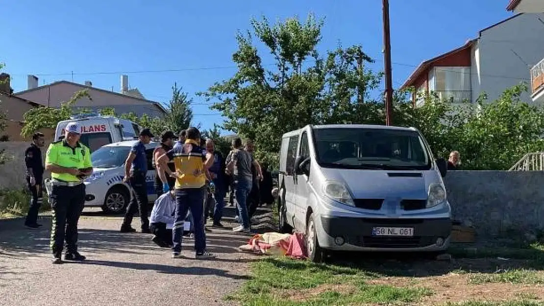 'Aracıyla geri manevra yaparken hastaneye götürmek istediği annesini ezdi'