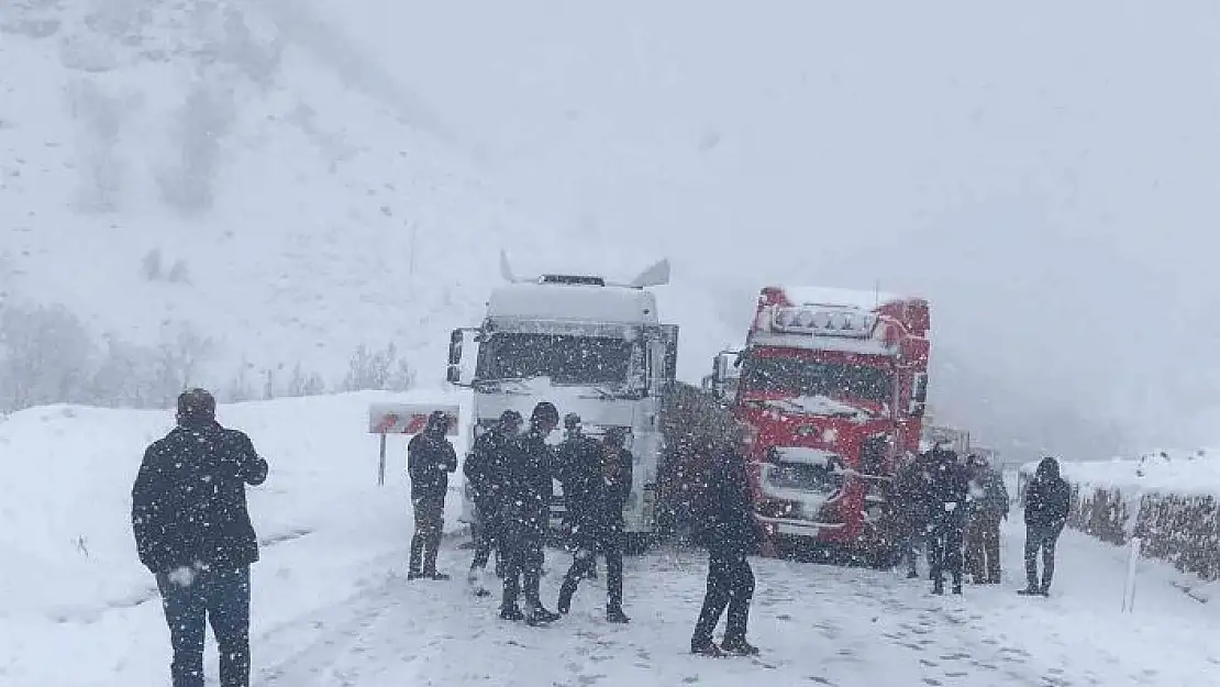 'Araçlar karlı yolda mahsur kaldı'