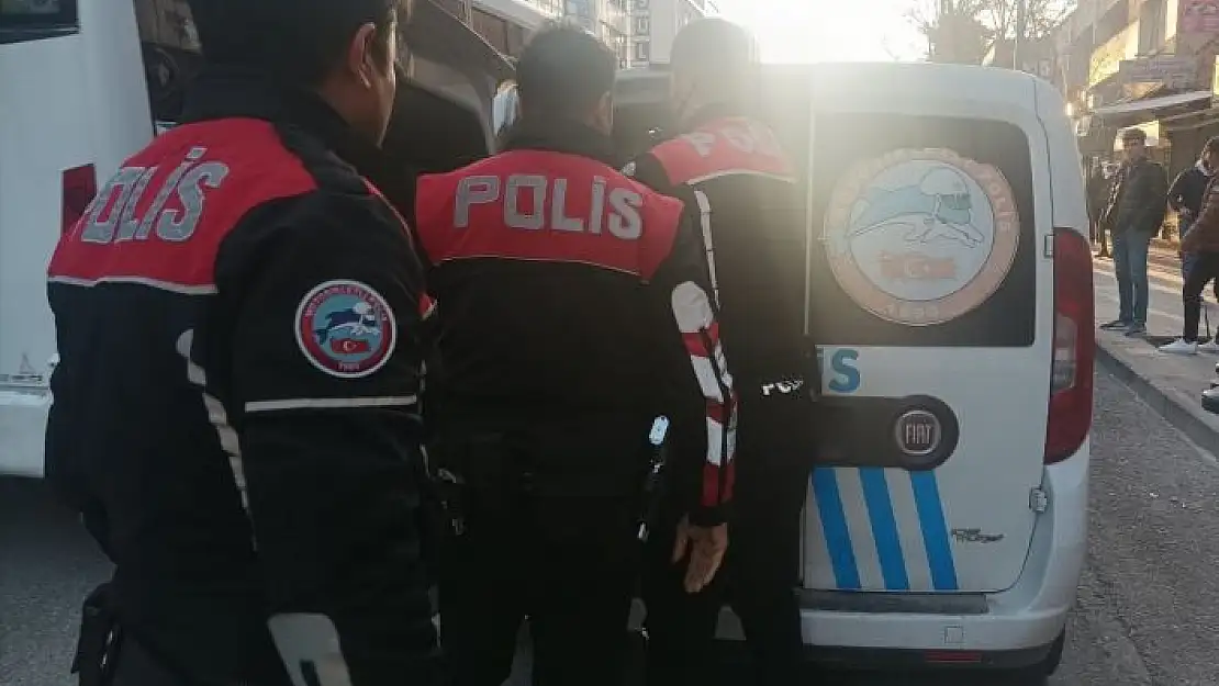 'Araçların önüne atlayan alkollü şahsa polis müdahale etti'