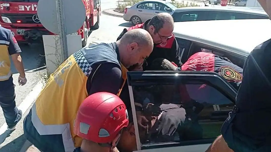 'Araçta sıkışan sürücüyü itfaiye kurtardı'