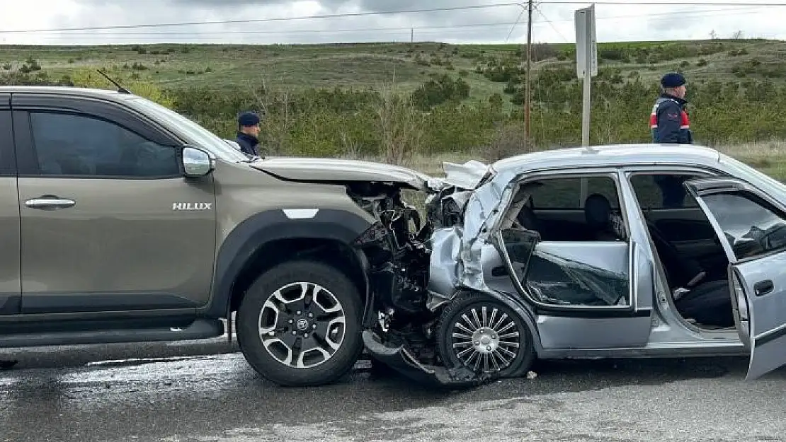 'Arazi aracı otomobile çarptı, 8 kişi yaralandı'