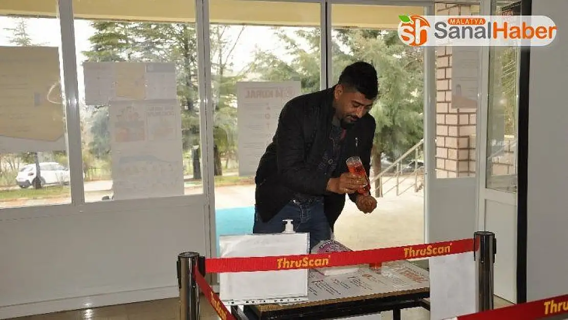 Arguvan'da resmi dairelere giriş ve çıkışta dezenfekte