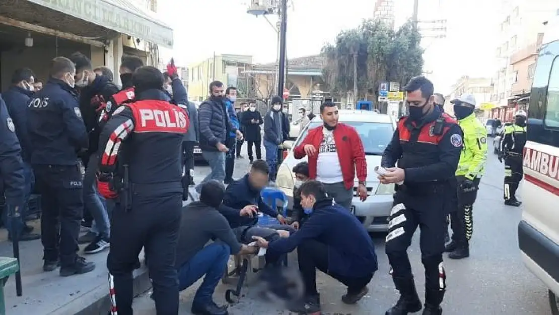 'Arkadaşlar arasındaki şakalaşma bıçaklı kavgaya dönüştü: 1 yaralı'