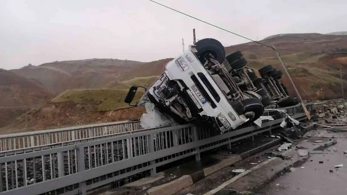 'Asfalt yüklü tır devrildi: 1 yaralı'