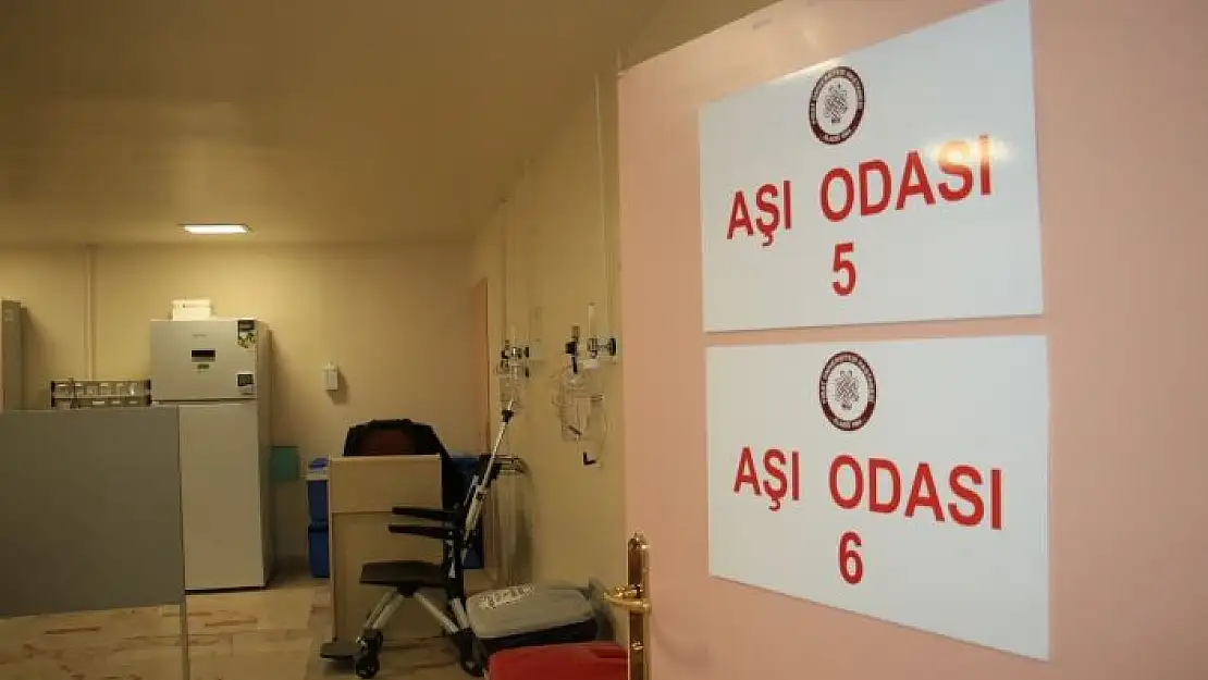 'Aşı odaları boş kaldı, Başhekim sırası geleni ''Kliniklerimiz gece 24´e kadar çalışmaktadır'' diyerek davet etti'