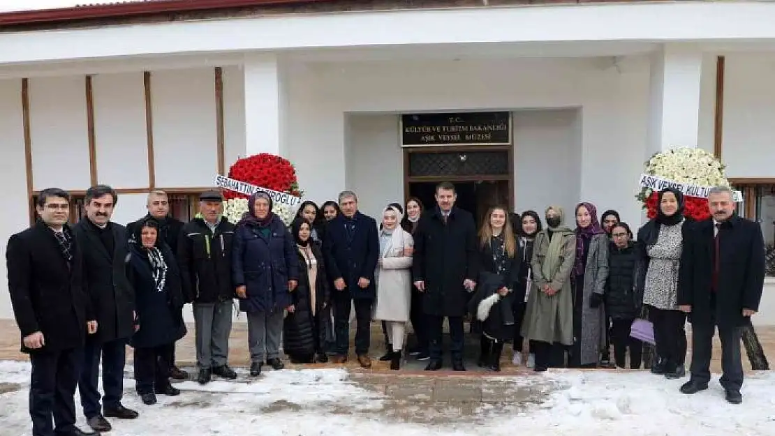 'Aşık Veysel kabri başında anıldı'